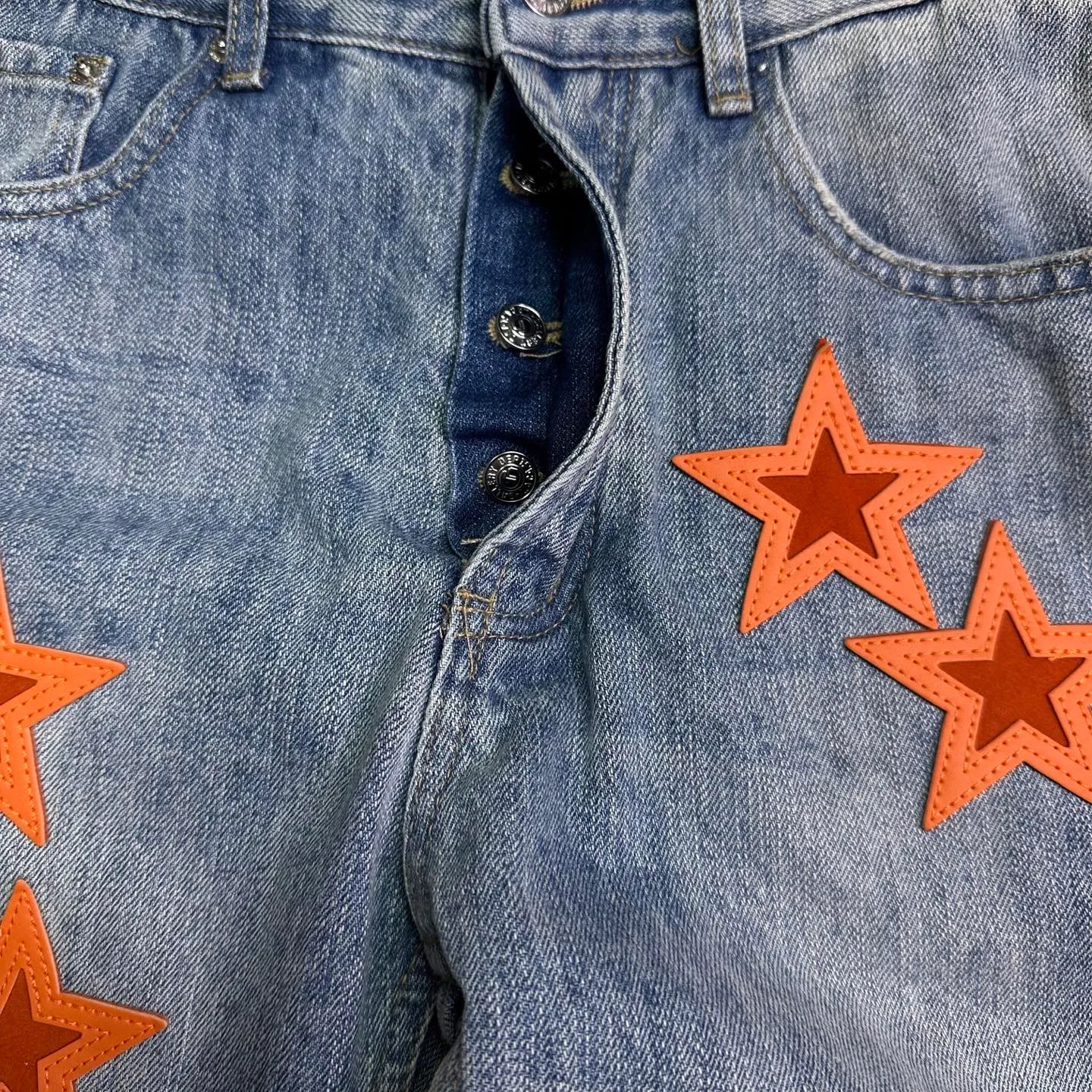 P290 GALLERY DEPT. Co-branded 2025 new limited edition orange star patchwork couple style washed loose jeans 🔥High version🔥High version🔥 Top ceiling quality Styles with different washed textures are very friendly to people with thin legs and thick legs. The straight and loose version is very flattering to the leg shape. Moderate length that never goes out of style, easy and casual to match, basic styling for various styles, a must-have in the wardrobe! The fabric is stiff but also makes the upper body soft without losing texture. The washing process is even more perfect. It is a must-have item for everyone! ! ! Washed wheat, hang tag, pants label, three complete labels, color: blue, size: 28, 30, 32, 34, 36 (five sizes)